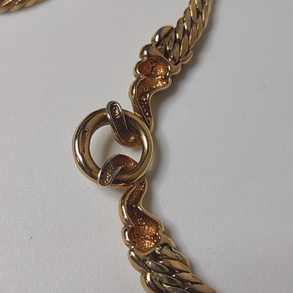 Gold Tone Pretty Metal Necklace 17 Inches Long - Picture 10 of 15